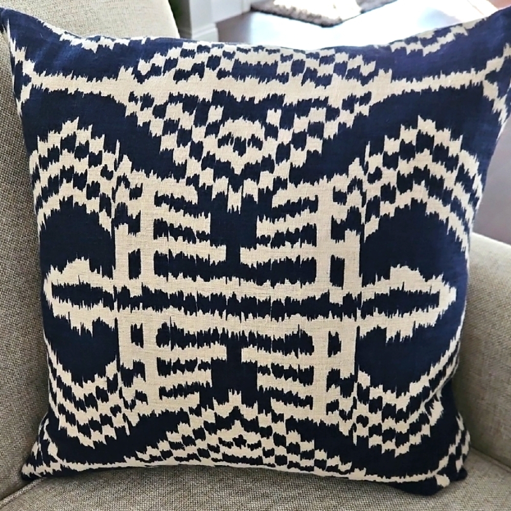 CHLOE & OLIVE 18 X 18 Decorative Pillow Navy & Cream Design Zip Closure